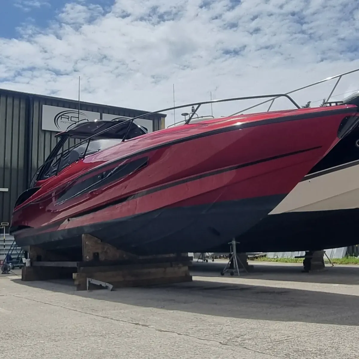Multi-stage gelcoat polishing work on a yacht